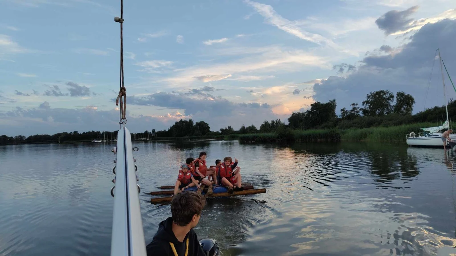 Zeescouts varen bij avondlicht op de Schelde