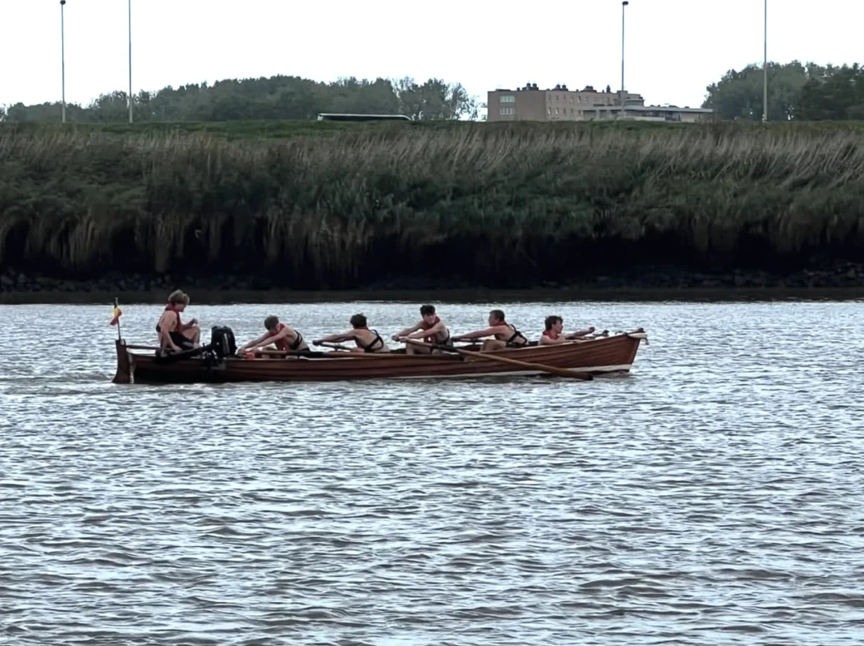 Zes zeeverkenners roeien met hun houten gig de Zeeëgel over de Schelde